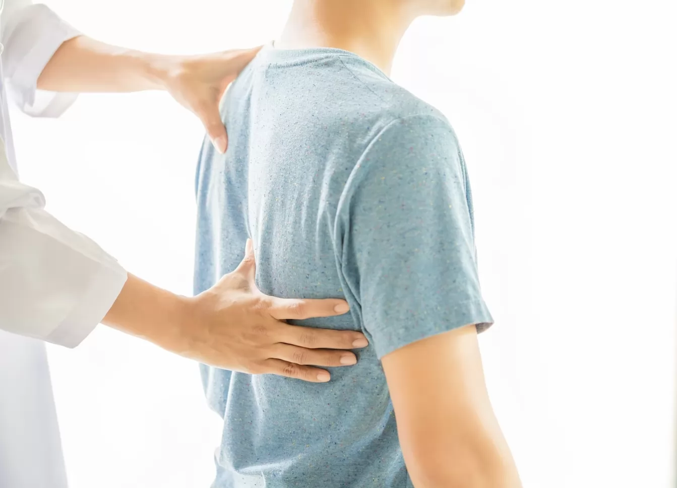 How does a spinal fracture occur?